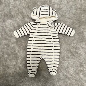 Nordstrom White and Grey Baby Hooded Bunting Snowsuit Fuzzy Lined Size 3 Months